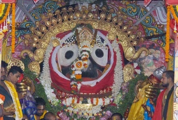 Who installed the first deity of Lord Jagannath in Puri?